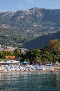 Güneşli bir yaz gününde genel deniz manzarası
