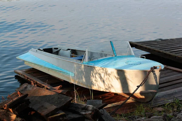 Velho Barco Abandonado Lago Pôr Sol — Fotografia de Stock
