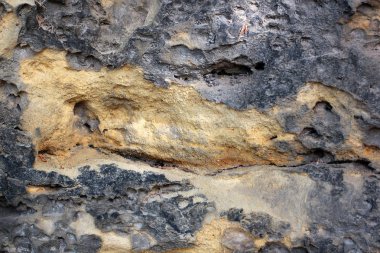 Kaya katmanları - yüzyıllar boyunca yığılmış renkli kaya oluşumları. Etkileyici dokusu olan ilginç bir arka plan..