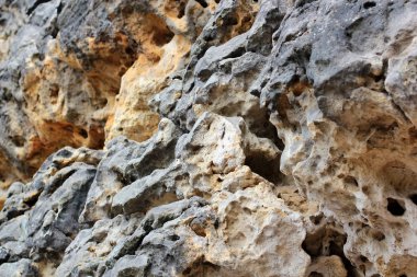 Kaya katmanları - yüzyıllar boyunca yığılmış renkli kaya oluşumları. Etkileyici dokusu olan ilginç bir arka plan..