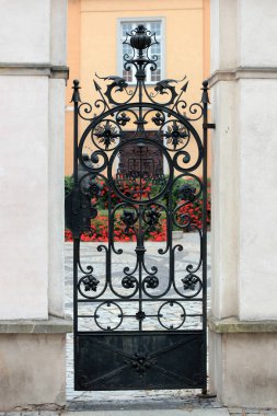 Bilgi, yapısı ve Ferforje kapı süs. Wroclaw, Polonya