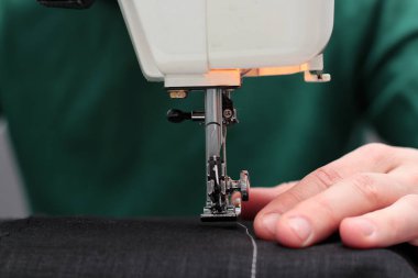 Linum dikiş makinesi dikiş işlemleri kadın el dikiş makinesi Linum dikmek. dikiş makinesi ve odak dışı parmaklar