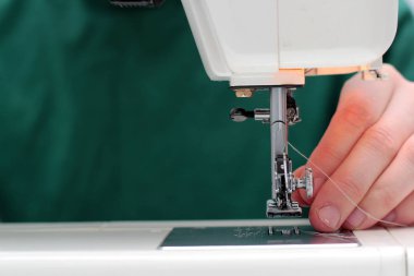 Linum dikiş makinesi dikiş işlemleri kadın el dikiş makinesi Linum dikmek. dikiş makinesi ve odak dışı parmaklar