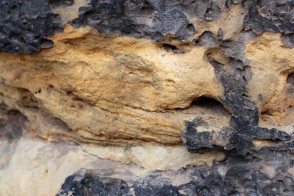 Геологические слои земли - слоистый скальный фон. осадочные породы. Слой желтого песка. Земная кора. Пласты пластов, сланца или сланца
.