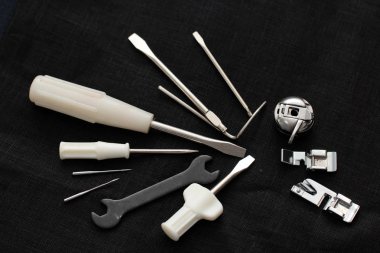 Araçlar ve keten kumaş bir arka plan üzerinde dikiş aksesuarları