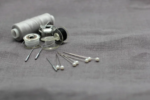 ツールとリネンの織物の背景にミシン用アクセサリー — ストック写真