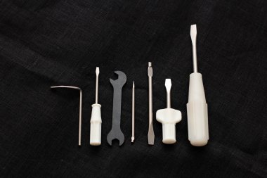 Araçlar ve keten kumaş bir arka plan üzerinde dikiş aksesuarları