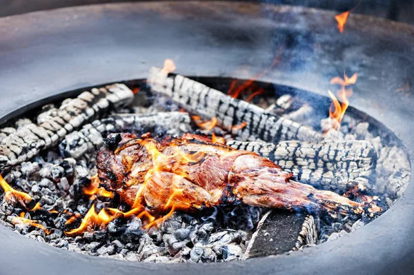 Čerstvé Maso Vaření Grilu Venku — Stock fotografie