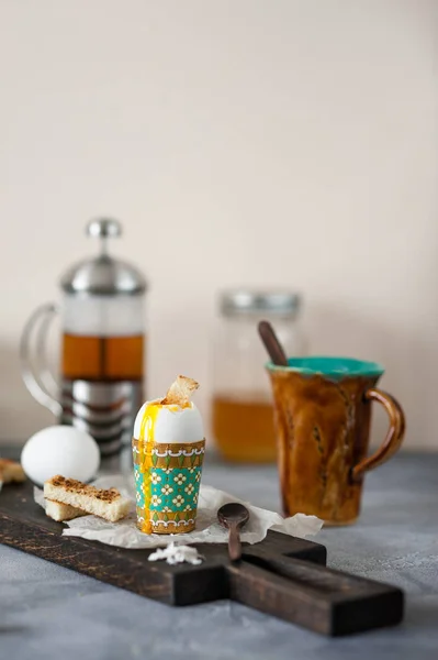 木製のまな板と紅茶のカップのクルトン添えゆで卵と朝食用のテーブル — ストック写真
