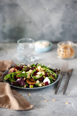 roka ve kavrulmuş mantar ile lezzetli sağlıklı salata tabak, çatal ve bıçak masada görmek