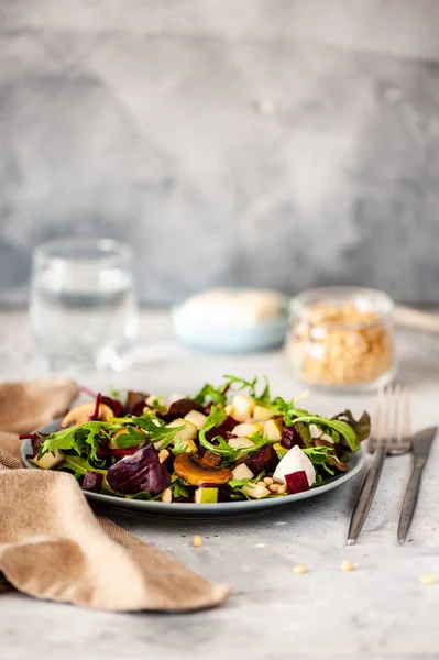 Läckra Frisk Sallad Med Rucola Och Rostad Svamp Tallrik Gaffel — Stockfoto