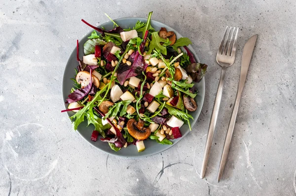 Heerlijke Groente Salade Met Geroosterde Champignons Bestek Grijze Oppervlak Bovenaanzicht Rechtenvrije Stockfoto's