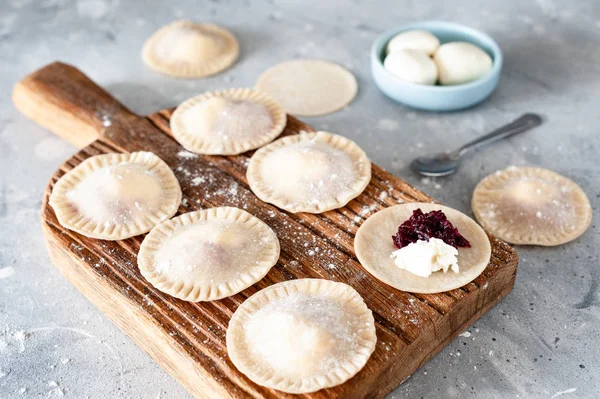 Vista Ravvicinata Gnocchi Crudi Con Riempimento Tavola Legno — Foto Stock