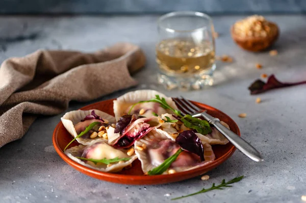 Vergrote Weergave Van Heerlijke Gekookte Dumplings Met Groenten Vork Plaat Stockfoto