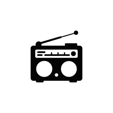 Beyaz zemin üzerinde anten olan siyah beyaz retro radyo ikonu. Basit, klasik bir radyo illüstrasyonu, çeşitli tasarım uygulamaları için mükemmel..