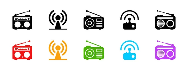 Beyaz arka planda farklı renkte radyo ve anten simgeleri, farklı tasarımlar gösteriyor. Bu düz biçim simgeleri iletişimi ve yayın ortamını temsil eder.