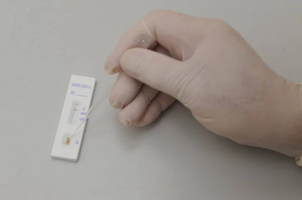 Bir tıp çalışanı Coronavirus COVID-19 için hızlı bir test yapar. Coronavirus kan testi gerçek..