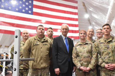 Lviv, Ukrayna, 08 Aralık 2018. ABD 'li Senatör Ronald Johnson, Ukrayna' nın batısındaki Lviv kenti yakınlarındaki Uluslararası Barış ve Güvenlik Merkezi 'ndeki Ortak Çok Uluslu Eğitim Grubu-Ukrayna misyonundan ABD' li askerlerle bir araya geldi..