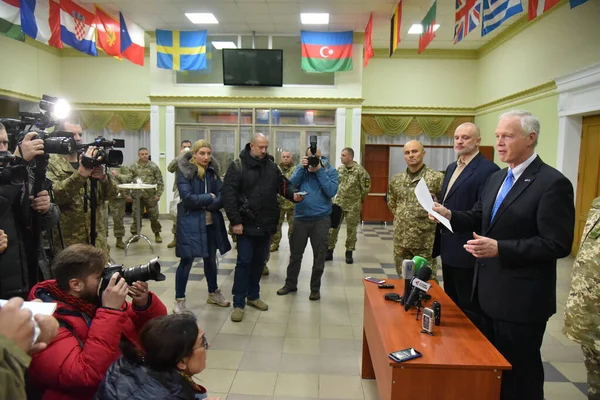Lvov Ukrajina Prosince2018 Americký Senátor Ronald Johnson Hovoří Americkými Vojáky — Stock fotografie
