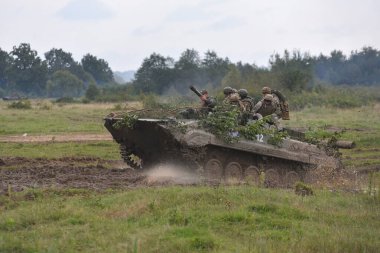 Ukrayna, Lviv yakınlarında, 06 Eylül 2018 'de bir atış poligonunda hızlı mızrak talimi. Hızlı Trident-2018 uluslararası askeri tatbikatlarının pratik aşaması, Ukrayna Silahlı Kuvvetleri ve yabancı ordu birliklerinin en büyük ortak kara tatbikatı..