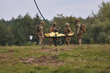 Ukrayna, Lviv yakınlarında, 06 Eylül 2018 'de bir atış poligonunda hızlı mızrak talimi. Hızlı Trident-2018 uluslararası askeri tatbikatlarının pratik aşaması, Ukrayna Silahlı Kuvvetleri ve yabancı ordu birliklerinin en büyük ortak kara tatbikatı..