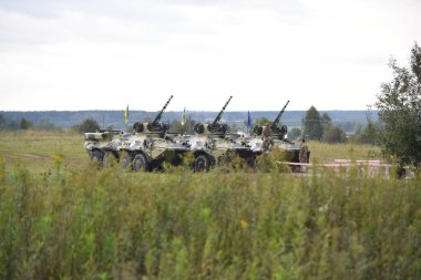 Ukrayna, Lviv yakınlarında, 06 Eylül 2018 'de bir atış poligonunda hızlı mızrak talimi. Hızlı Trident-2018 uluslararası askeri tatbikatlarının pratik aşaması, Ukrayna Silahlı Kuvvetleri ve yabancı ordu birliklerinin en büyük ortak kara tatbikatı..