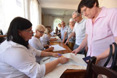 Sokal, Ukrayna 21 Temmuz 2019. Ukrayna 'da Ukrayna seçimleri, Ukrayna' nın batı bölgesi. Oy kullanma merkezinde insanlar oy kullanıyor.