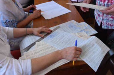 Sokal, Ukrayna 21 Temmuz 2019. Ukrayna 'da Ukrayna seçimleri, Ukrayna' nın batı bölgesi. Oy kullanma merkezinde insanlar oy kullanıyor.