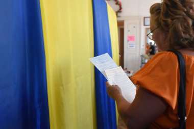 Sokal, Ukrayna 21 Temmuz 2019. Ukrayna 'da Ukrayna seçimleri, Ukrayna' nın batı bölgesi. Oy kullanma merkezinde insanlar oy kullanıyor.