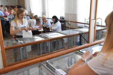 Sokal, Ukrayna 21 Temmuz 2019. Ukrayna 'da Ukrayna seçimleri, Ukrayna' nın batı bölgesi. Oy kullanma merkezinde insanlar oy kullanıyor.