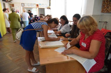 Sokal, Ukrayna 21 Temmuz 2019. Ukrayna 'da Ukrayna seçimleri, Ukrayna' nın batı bölgesi. Oy kullanma merkezinde insanlar oy kullanıyor.