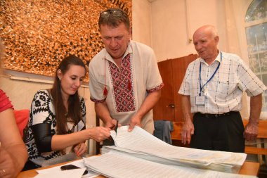 Sokal, Ukrayna 21 Temmuz 2019. Ukrayna 'da Ukrayna seçimleri, Ukrayna' nın batı bölgesi. Yerel seçim komisyonu üyeleri sandık merkezindeki parlamento seçimlerinin sonunda oy pusulalarını sayıyorlar.