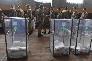 Velyki Mosty, Ukrayna 21 Temmuz 2019. Ukrayna seçimleri Velyki Mosty 'de, Ukrayna' nın batı bölgesinde. Bir Ukraynalı asker seçimler sırasında sandık merkezinde oy kullandı.