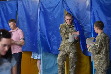 Velyki Mosty, Ukrayna 21 Temmuz 2019. Ukrayna seçimleri Velyki Mosty 'de, Ukrayna' nın batı bölgesinde. Bir Ukraynalı asker seçimler sırasında sandık merkezinde oy kullandı.