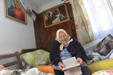 Zahiria, Ukrayna 31 Nisan 2019. Ukrayna 'da Ukrayna seçimleri, Ukrayna' nın batı bölgesi. Yerel bir vatandaş, başkanlık seçimleri sırasında bir evin içindeki seyyar oy sandığına oy veriyor..