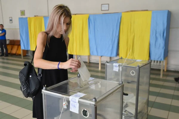 Sokal, Ukrayna 21 Temmuz 2019. Ukrayna 'da Ukrayna seçimleri, Ukrayna' nın batı bölgesi. Oy kullanma merkezinde insanlar oy kullanıyor.