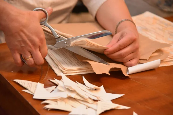 Sokal, Ukrayna 21 Temmuz 2019. Ukrayna 'da Ukrayna seçimleri, Ukrayna' nın batı bölgesi. Yerel seçim komisyonu üyeleri sandık merkezindeki parlamento seçimlerinin sonunda oy pusulalarını sayıyorlar.