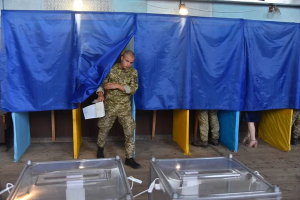 Velyki Mosty, Ukrayna 21 Temmuz 2019. Ukrayna seçimleri Velyki Mosty 'de, Ukrayna' nın batı bölgesinde. Bir Ukraynalı asker seçimler sırasında sandık merkezinde oy kullandı.