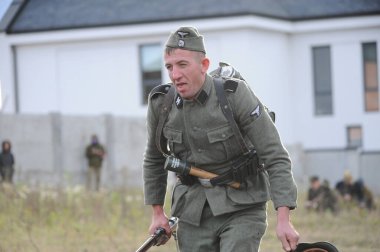 Konopnytsa, Ukrayna, 14 Ekim 2020. 2. Dünya Savaşı üniforması giyen tarihi askeri kulüp üyeleri Ukrayna İsyancı Ordusu (UPA) ile Kızıl Ordu arasındaki savaşı yeniden canlandırdılar. 