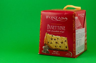 Ukraine Lviv 20.08.25A beautifully packaged panettone with chocolate chips sits against a bright green backdrop, highlighting its festive design and Italian origin. Perfect for celebrations.