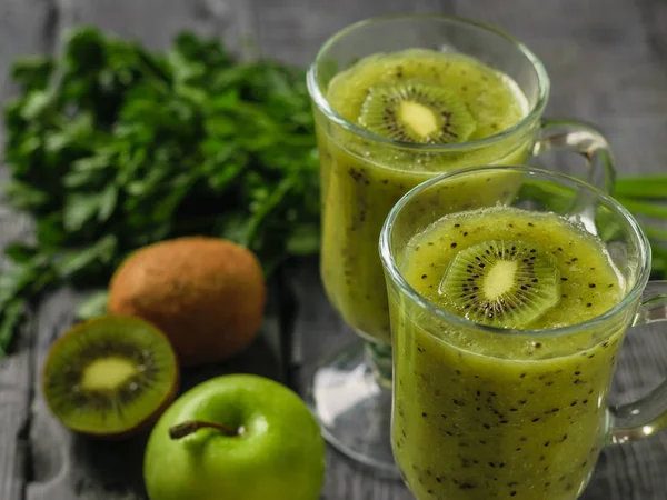 Dvě Sklenice Čerstvě Vyrobené Smoothies Kiwi Okurky Tmavá Rustikální Stůl — Stock fotografie