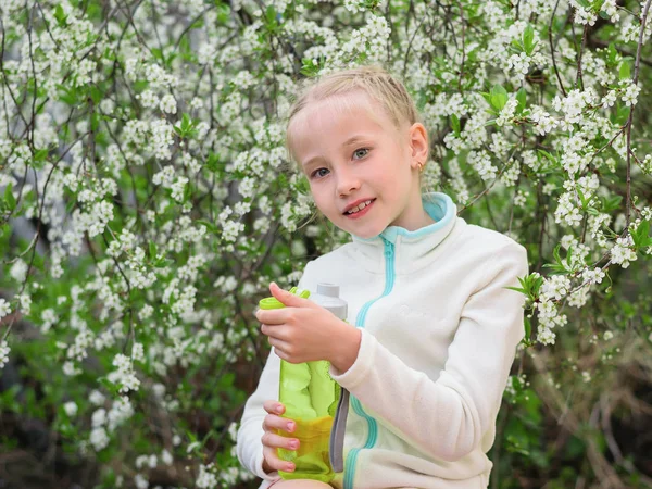 Menina Roupas Esportivas Segurando Uma Garrafa Bebida Refrescante Flores Cereja — Fotografia de Stock