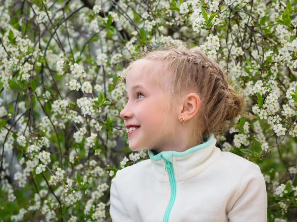 Mooi Meisje Sport Jas Fun Zoek Richting Cherry Park Portret — Stockfoto