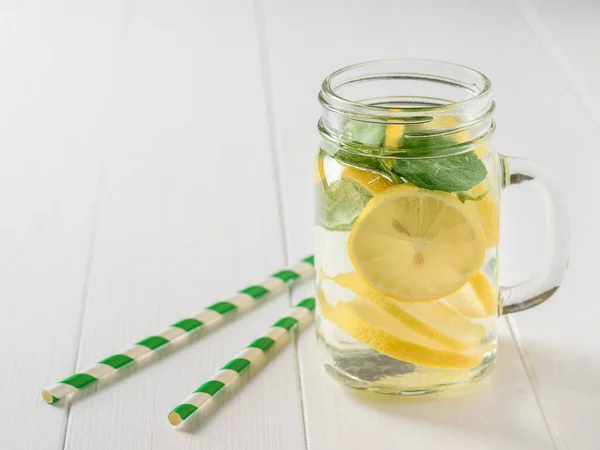 Minuman Yang Baru Disiapkan Terbuat Dari Lemon Dan Mint Dan — Stok Foto