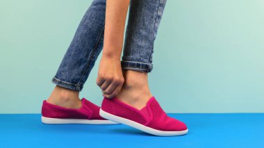 Kız mavi bir katta doğru spor ayakkabı düzeltiyor. Modern spor stil kavramı.