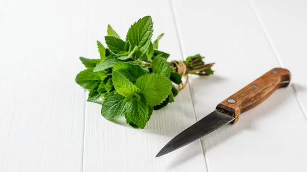 Nyklippt Mint Gäng Med Kniv Vita Träbord Begreppet Hälsosam Kost — Stockfoto