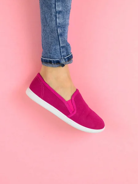 Högra Benet Flicka Röd Sneaker Rosa Bakgrund Begreppet Modern Sport — Stockfoto