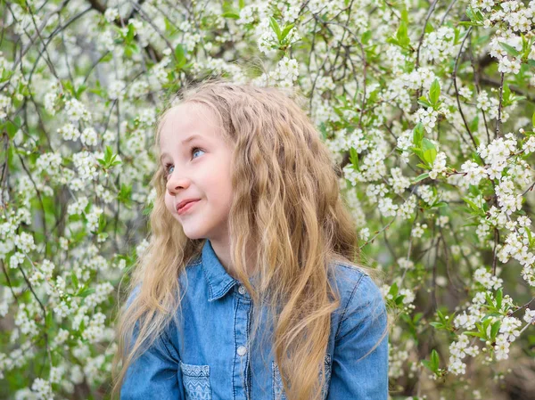 一个快乐的女孩在樱桃树附近的牛仔衬衫的肖像 笑的女孩的肖像 — 图库照片