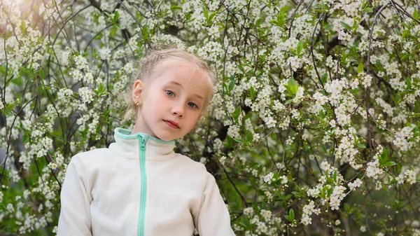 Mooi Meisje Sport Kleding Een Bloeiende Park Bij Zonsondergang Portret — Stockfoto