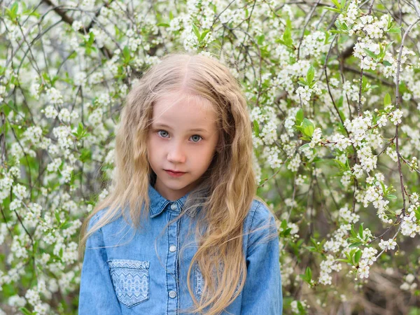 Uma Menina Uma Camisa Ganga Gosta Cheiro Flores Cerejeira Retrato — Fotografia de Stock